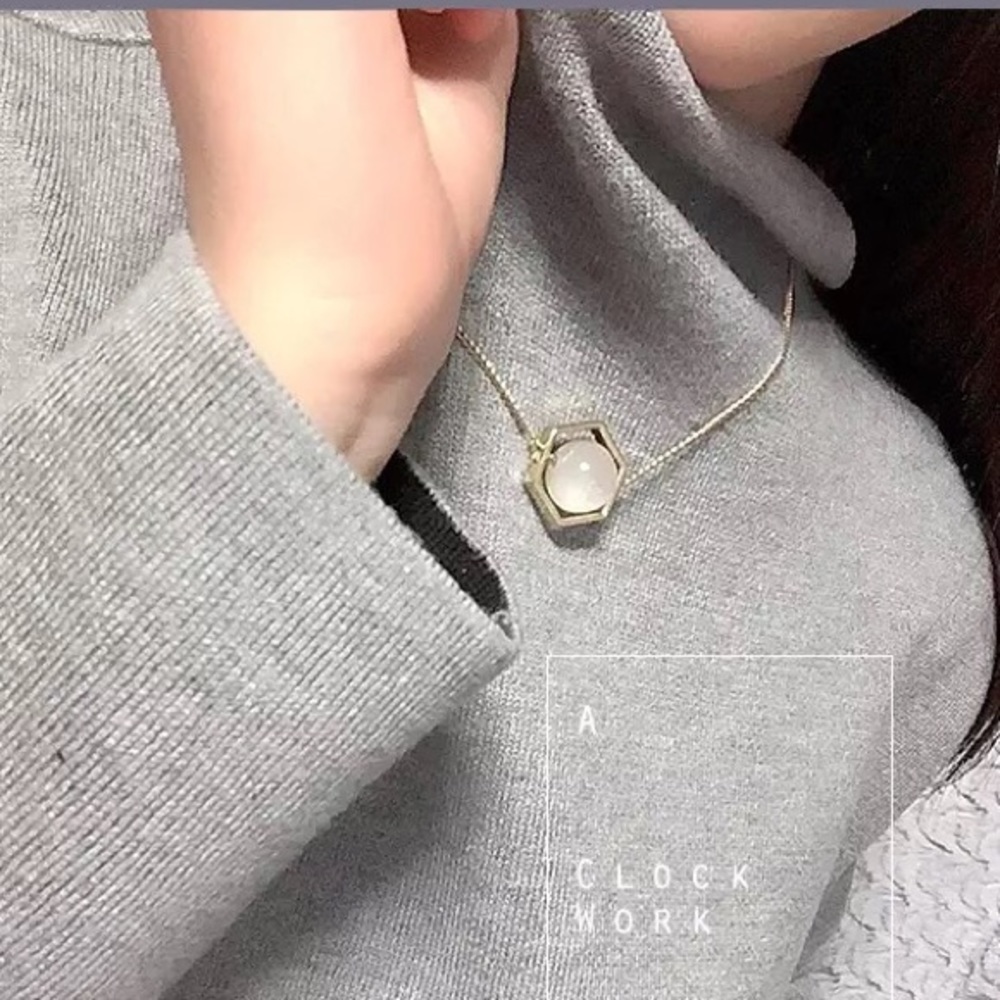 Necklace with natural stones